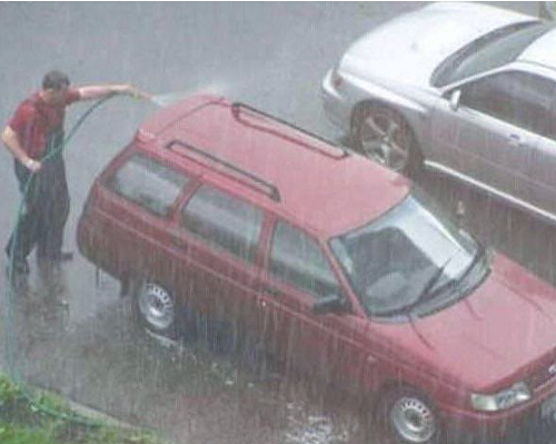 Nên hay không nên rửa xe bằng nước mưa?
