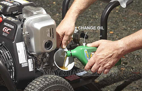 Thay dầu định kỳ ngăn ngừa nguy cơ máy rửa xe không lên nước