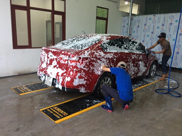 Rửa xe bằng bột giặt có thể gây hại sơn xe