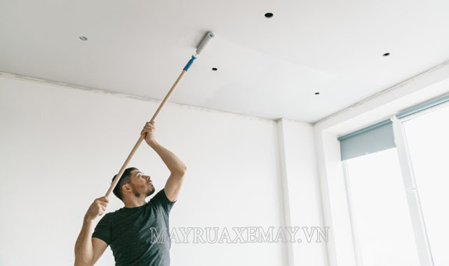Vệ sinh trần nhà là việc làm đầu tiên khi dọn dẹp