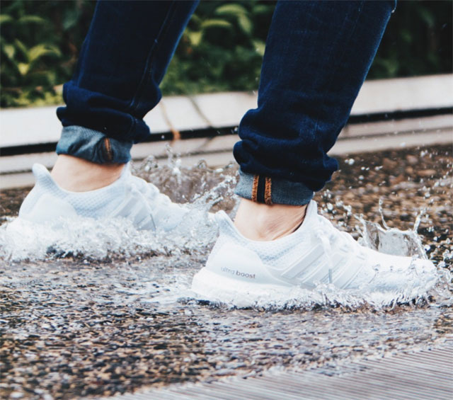 Giày dính nước mưa bị hôi ướt, phải xử lý làm sao cho đúng?