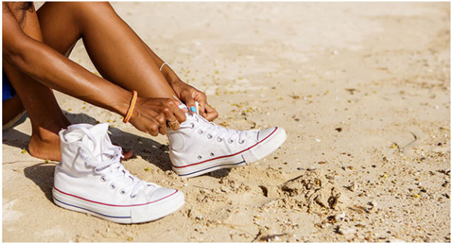 Giày Converse trắng là một trong những items được giới trẻ ưa thích
