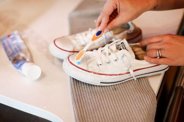 Chia sẻ cách giặt giày converse trắng không bị ố vàng