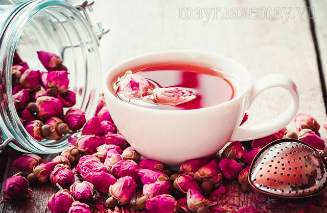 pha trà hoa hồng khô